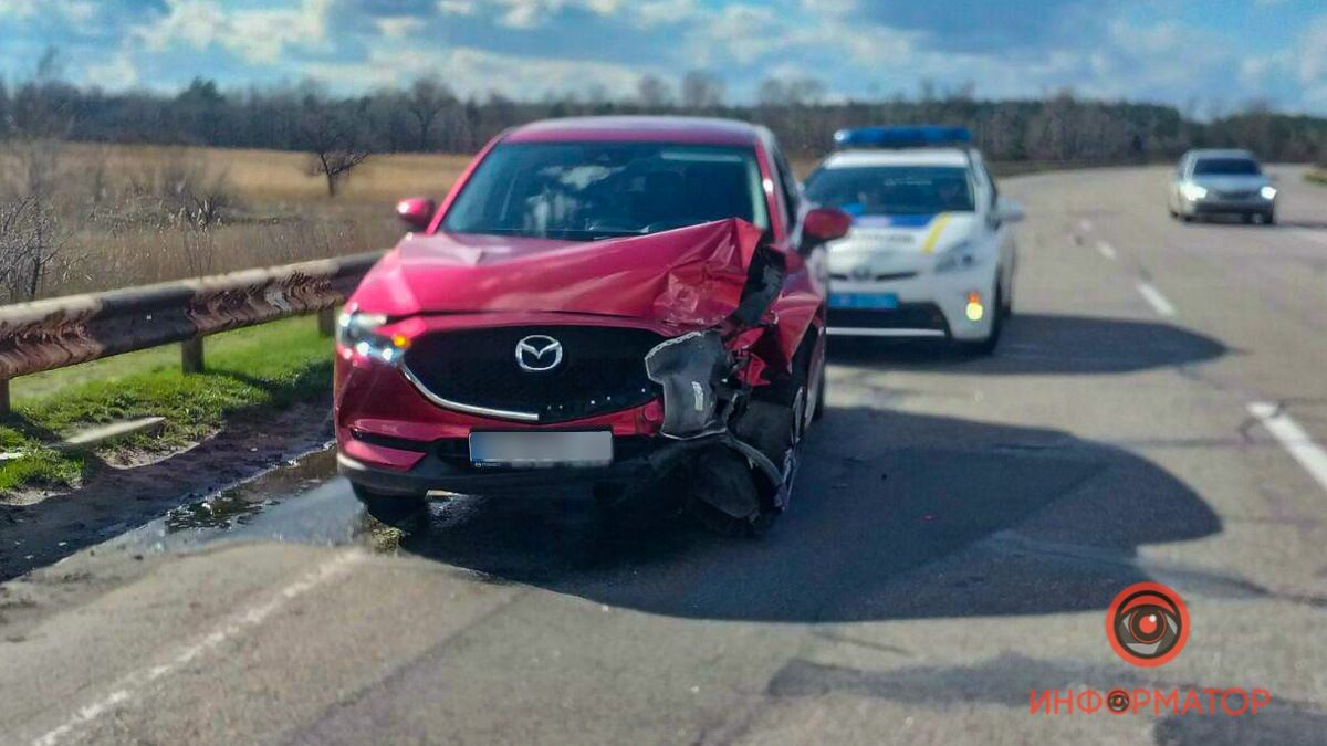 В Днепре на Полтавском шоссе пьяный мужчина на Mazda "догнал" Volkswagen: в салоне одной из машин был ребенок