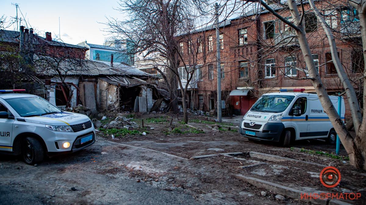 В центре Днепра на двух мужчин напали с ножом: один умер в больнице