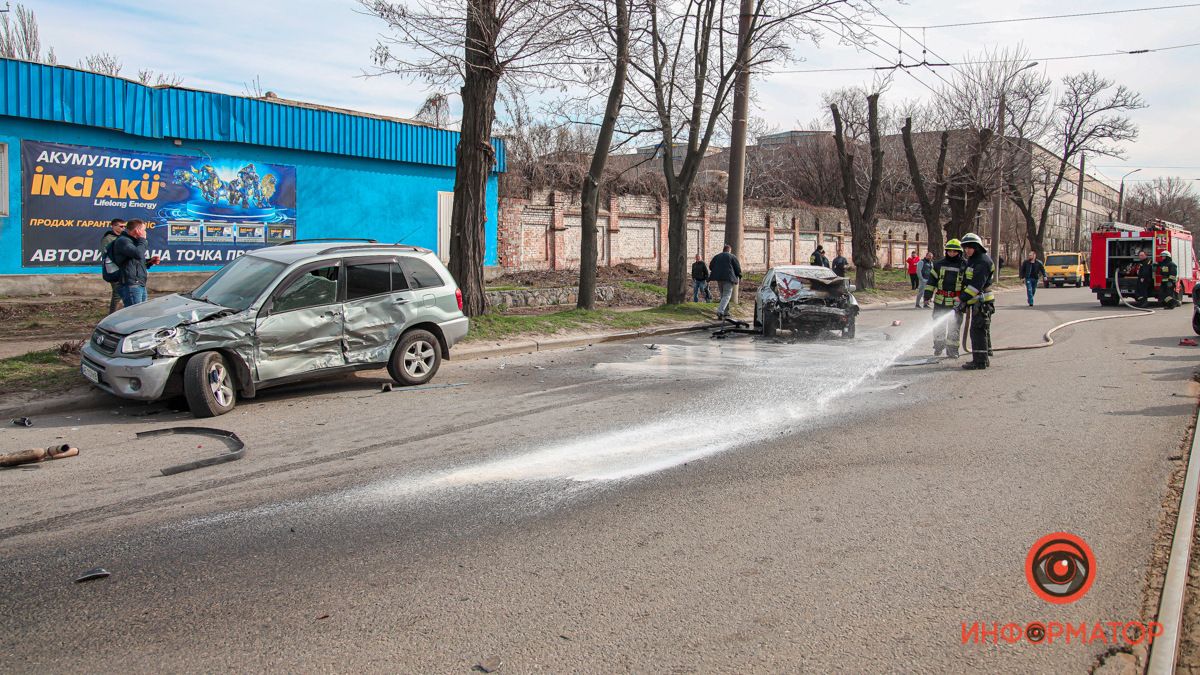 В Днепре на проспекте Хмельницкого столкнулись 4 автомобиля: BMW загорелся, пострадали 5 человек