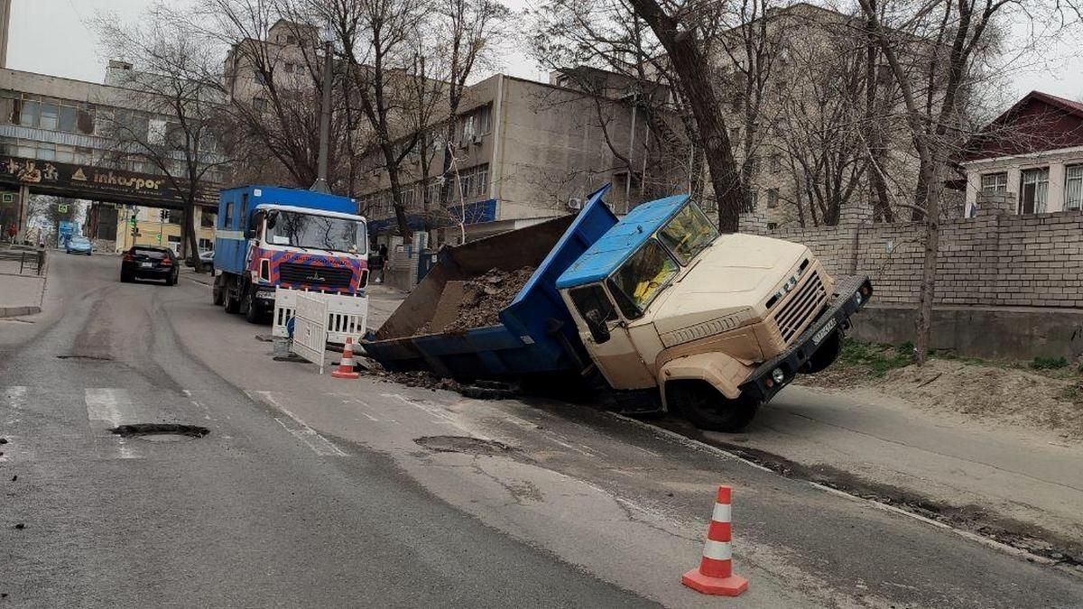 В Днепре на Чекмарева под КрАЗом провалился асфальт: улица перекрыта