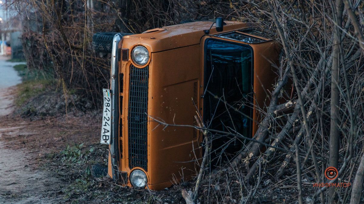 В Днепре на улице Яснополянской "копейка" столкнулась с Ford и перевернулась