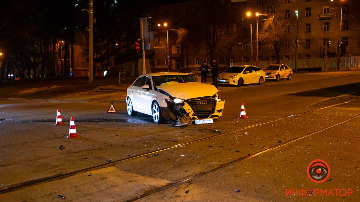 В Днепре возле Танка Audi столкнулся с Peugeot: видео момента аварии