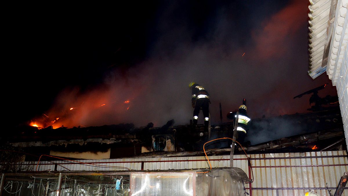 В Днепре два часа тушили горящий дом