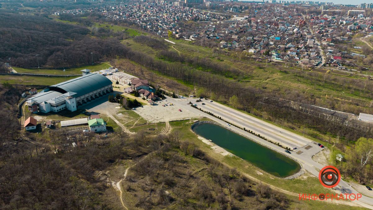 Где в Днепре находится овальное озеро