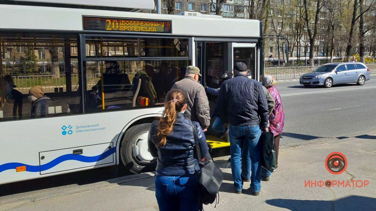 В маршрутки пускают только по справкам: как жители Днепра добираются на работу