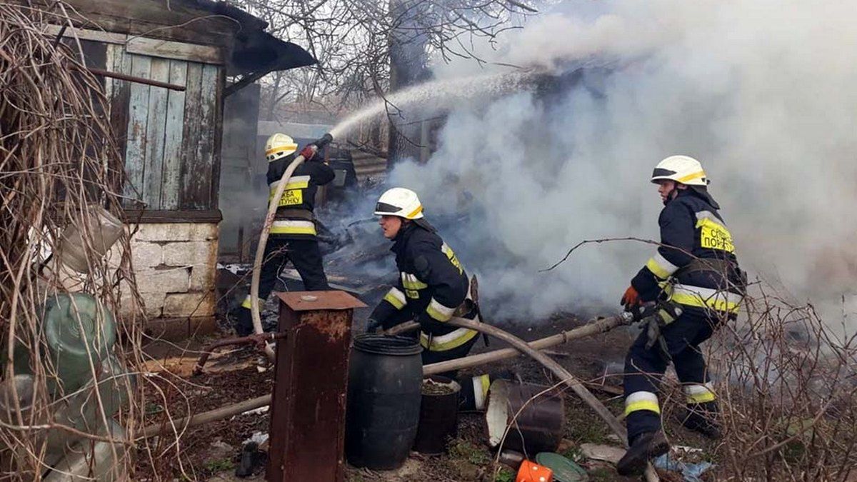 В Днепре час тушили пожар в частном доме