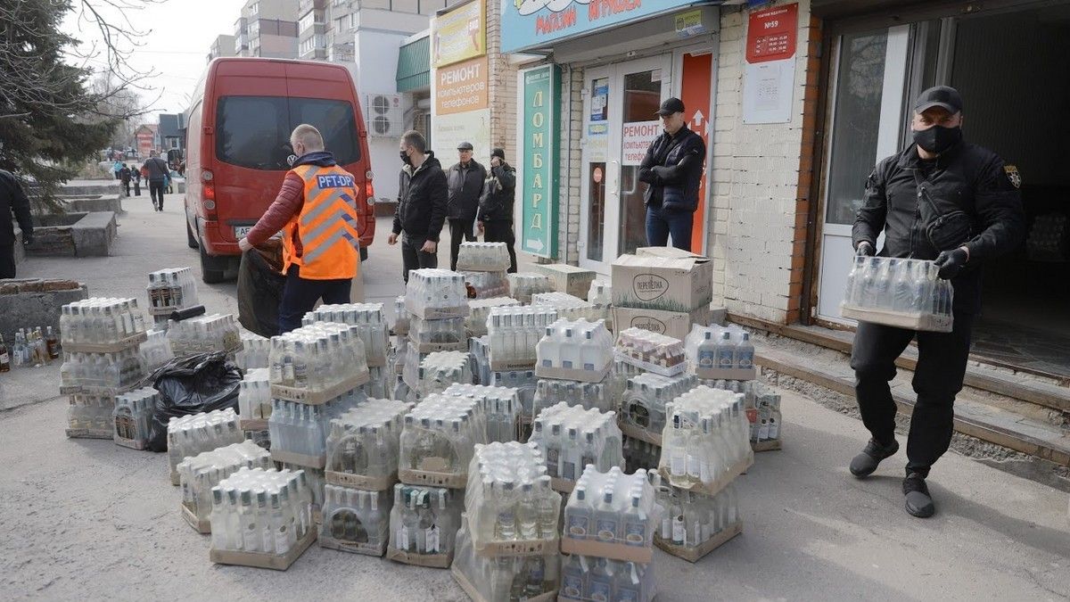 В Днепре "накрыли" очередную наливайку: из изъятого алкоголя будут делать антисептики