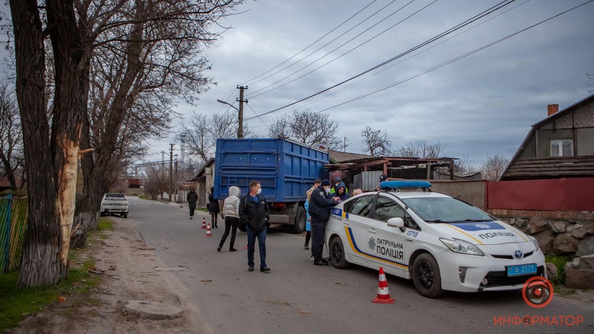 В Днепре пьяный водитель КАМАЗа влетел в гараж частного дома