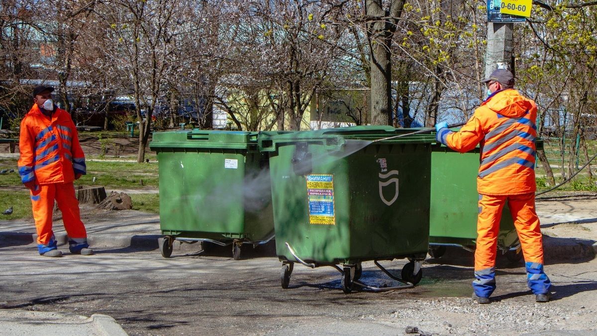 В  Днепре мусорные баки дезинфицируют специальным раствором