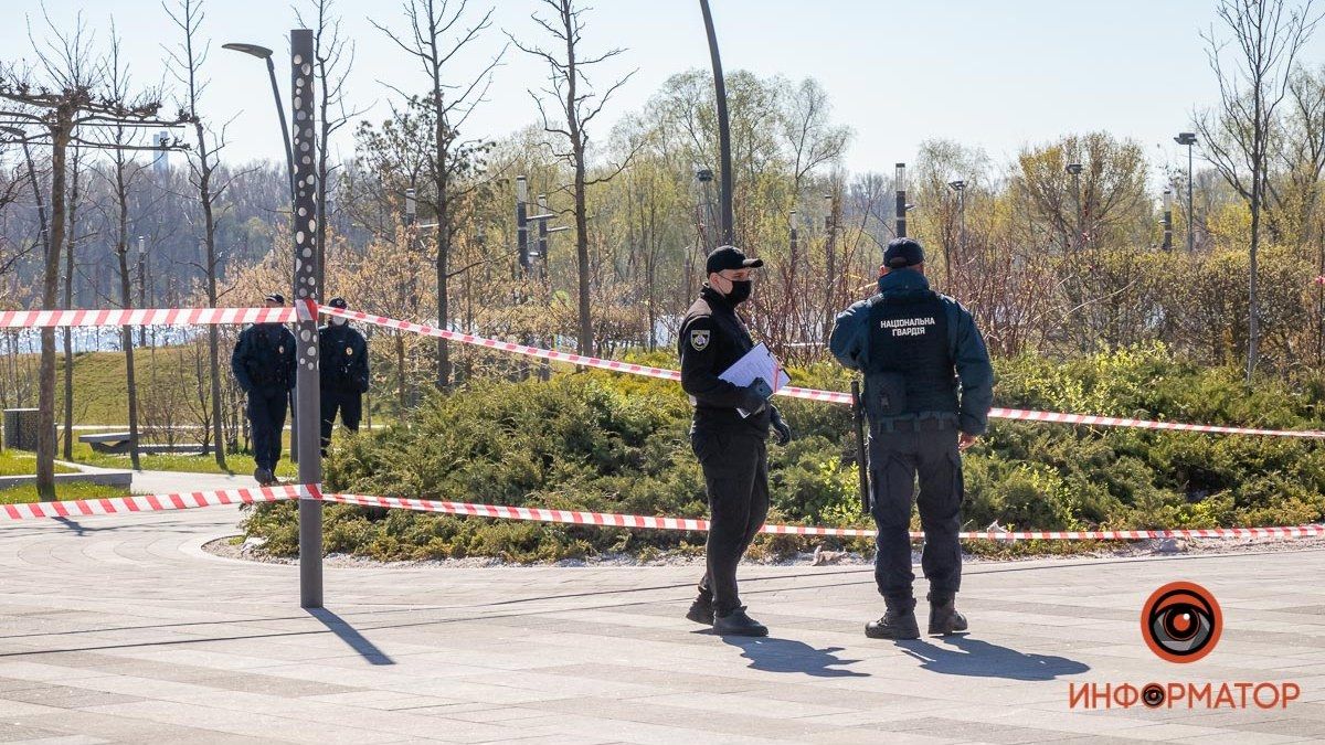 Маски на подбородке и поводки в руках: как жители Днепра соблюдают ужесточенный карантин