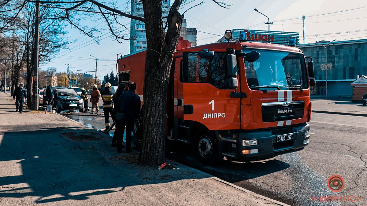 В Днепре возле ТРЦ "Дафи" горел Nissan