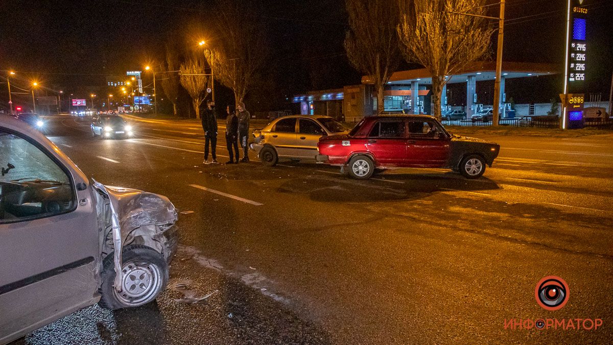 В Днепре на Запорожском шоссе столкнулись 4 автомобиля: проезд затруднен