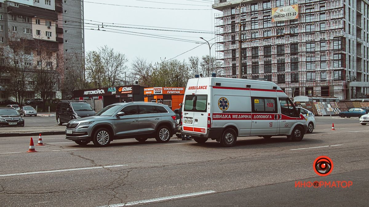 В Днепре возле "Дафи" столкнулись Daewoo и Skoda: пострадал мужчина