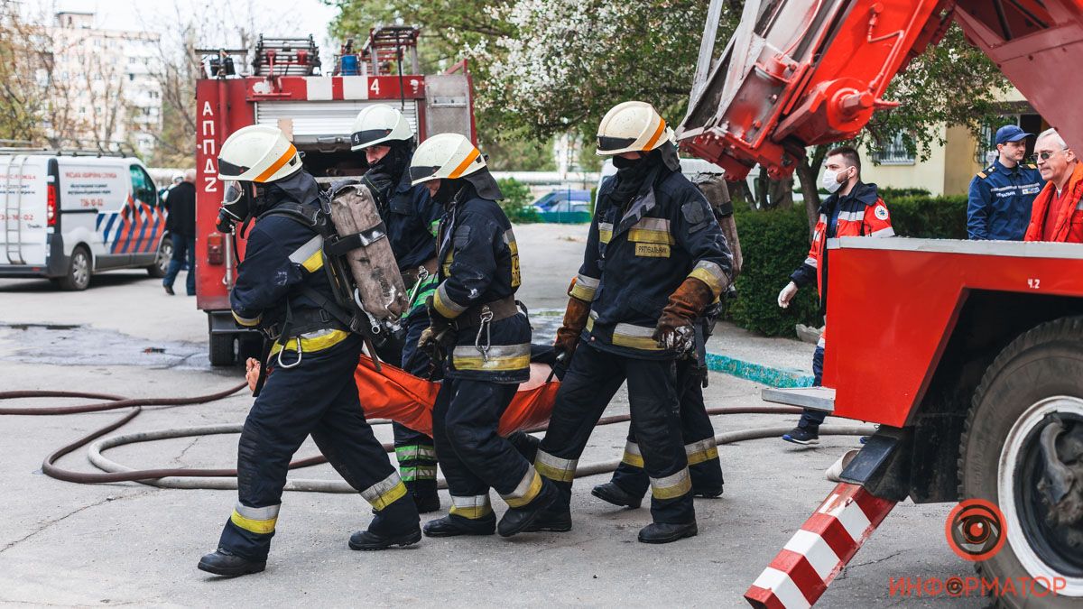 В Днепре на бульваре Рубиновом горела квартира: пострадавший умер в машине скорой