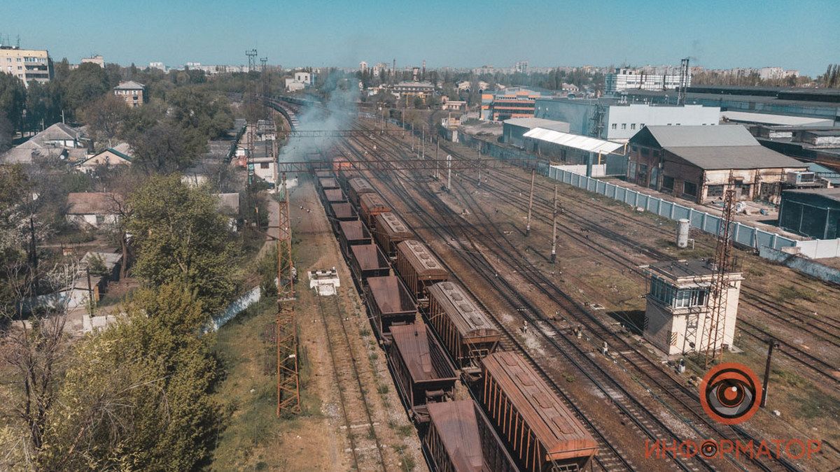 В Днепре в гаражах на Каруны загорелась гора мусора: район окутал едкий дым