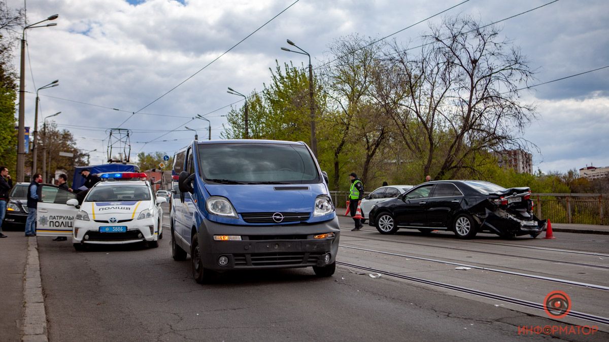 В Днепре на Чернышевского Toyota c женихом и невестой попала в ДТП