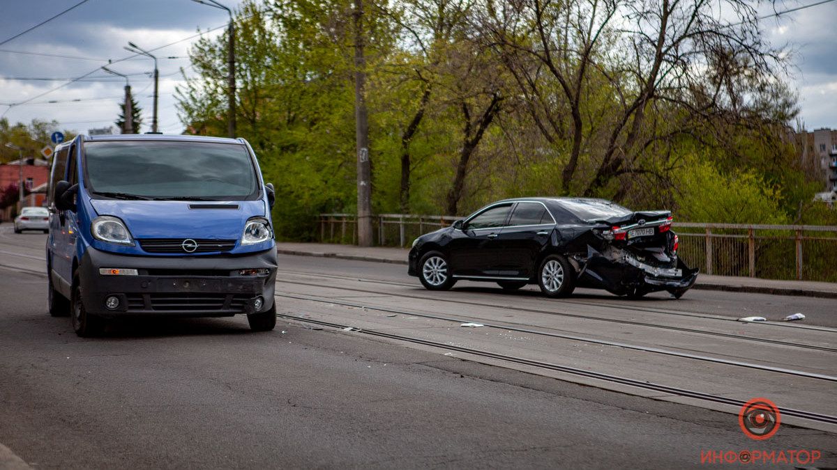 В Днепре Toyota c женихом и невестой попала в ДТП: видео момента аварии