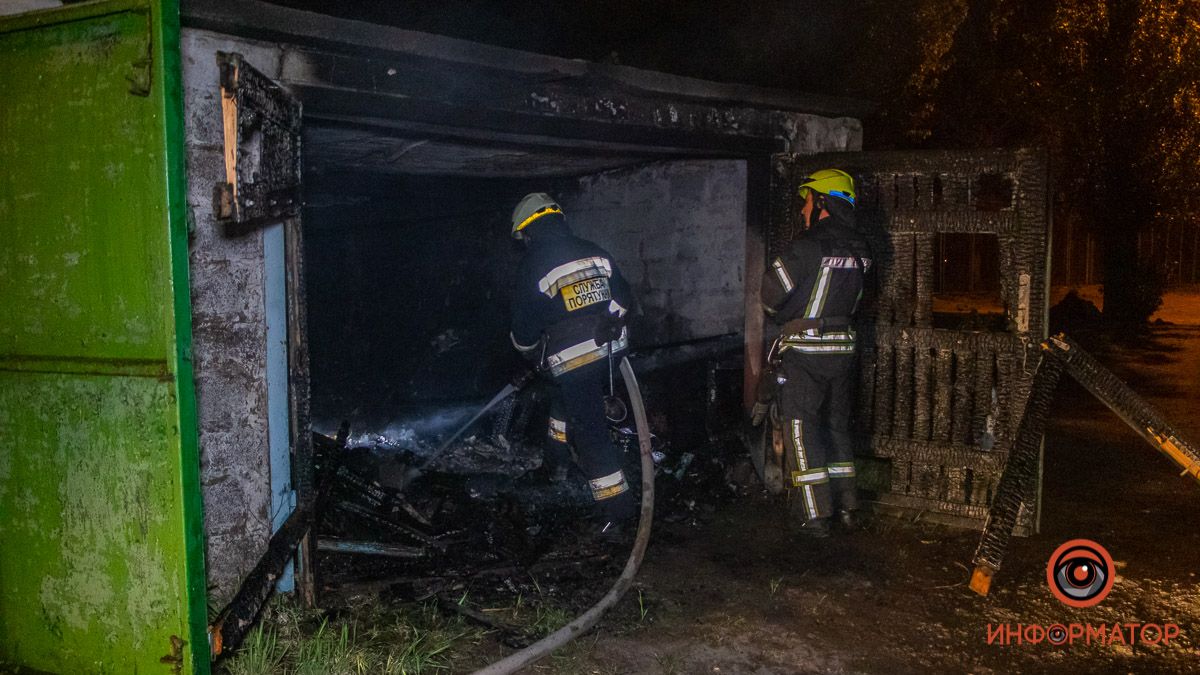 В Днепре на Калиновой горел гараж