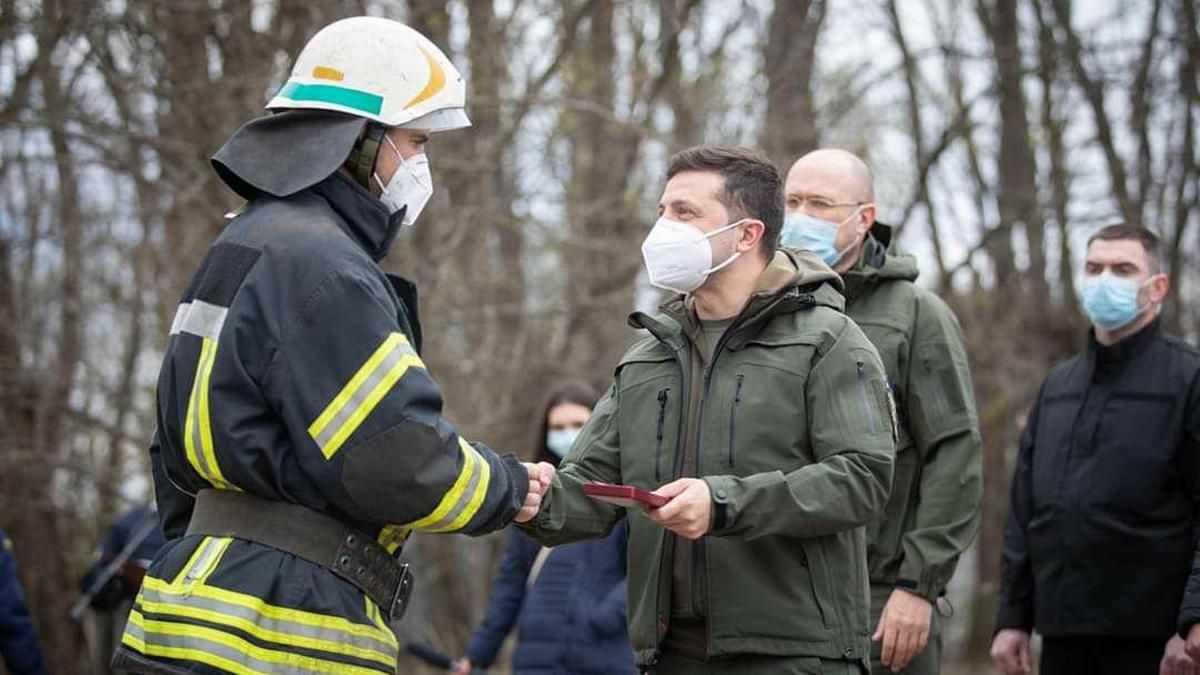 В Чернобыльской зоне Зеленский наградил двоих спасателей из Днепропетровской области