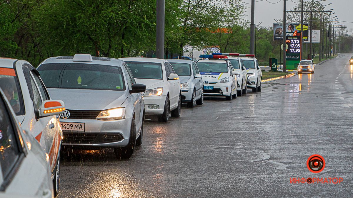 В Днепре на набережной Заводской собрались около 20 машин и полиция: что происходит