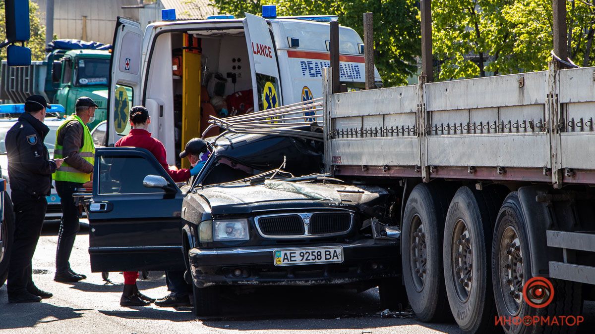 В Днепре на Сичеславской Набережной "Волга" залетела под прицеп грузовика: мужчину забрала скорая