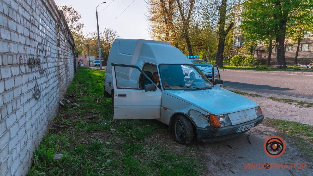 В Днепре на Энергетической ЗАЗ вылетел на обочину и врезался в гаражи