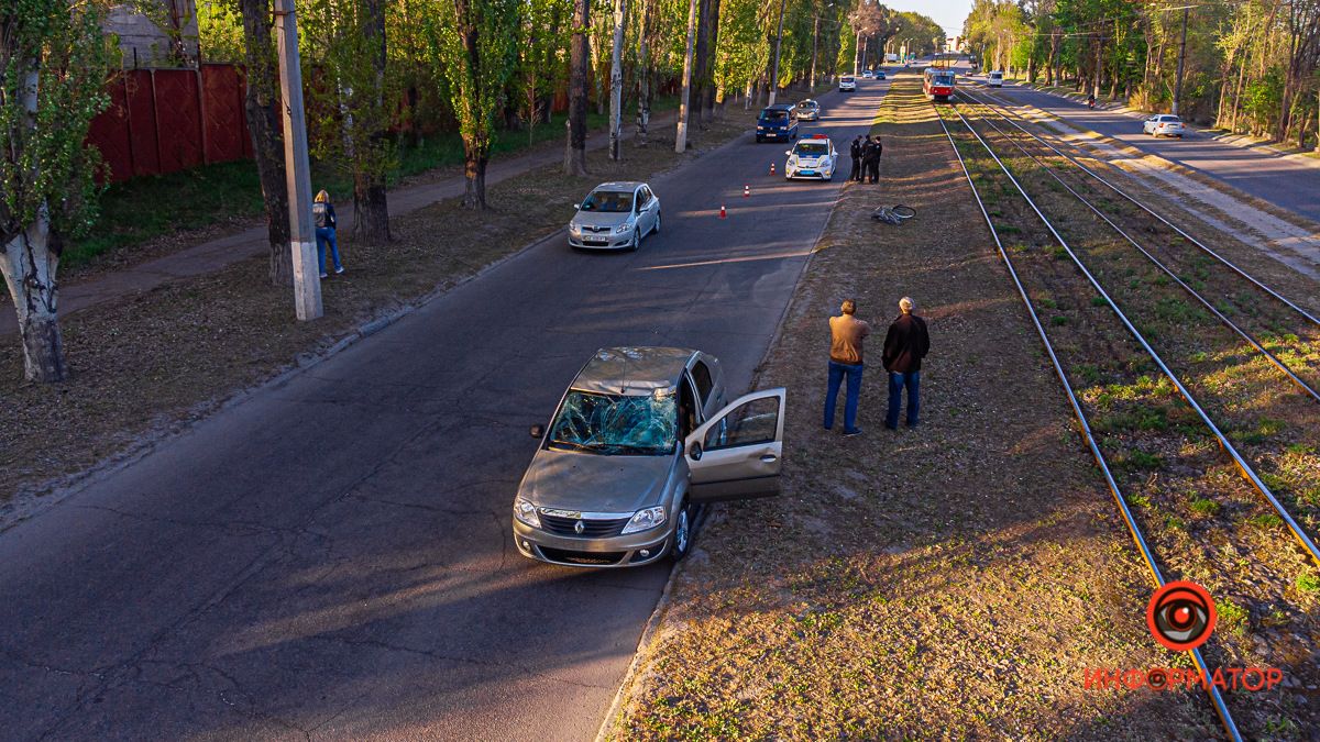 В Днепре на Кротова Renault столкнулся с велосипедистом: пострадал мужчина