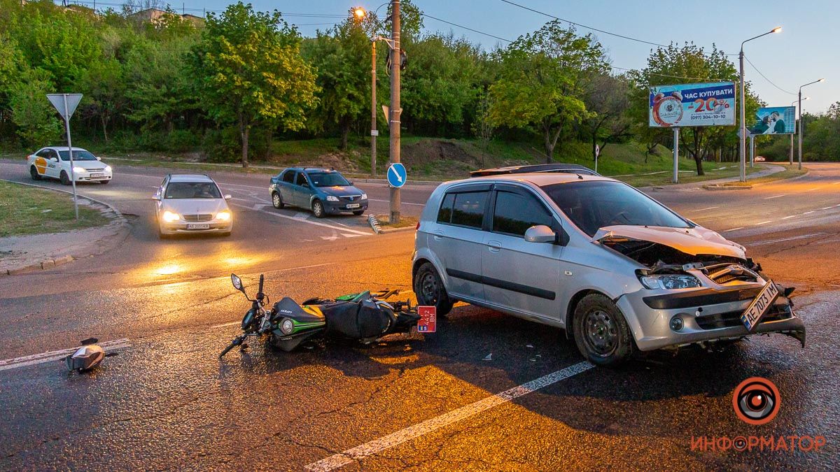 В Днепре на Космической мотоциклист врезался в Hyundai: мужчину госпитализировали