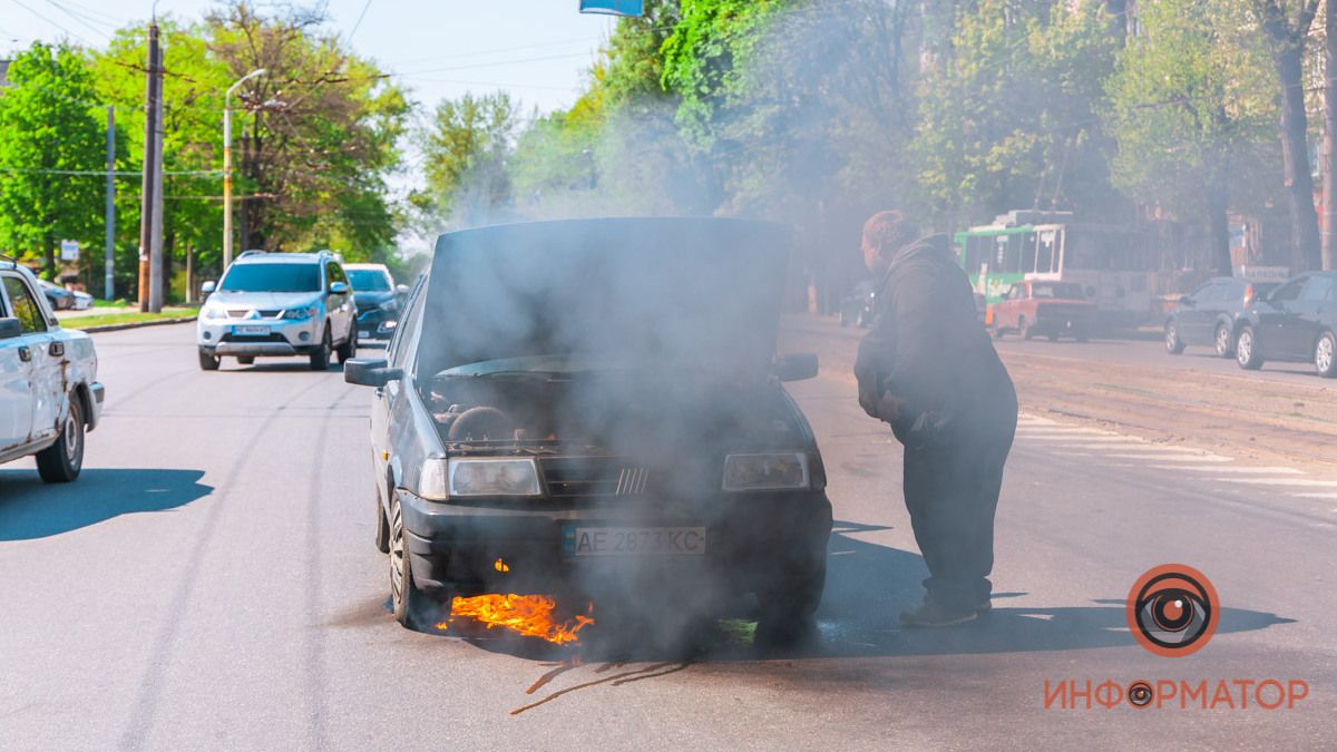 В Днепре на Титова загорелся Fiat