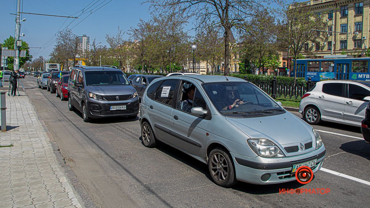 С плакатами и звуковыми сигналами: в Днепре предприниматели устроили автопробег