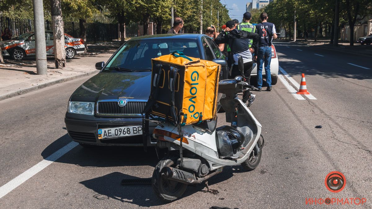 В Днепре на Гагарина Skoda "догнала" скутер курьера Glovo