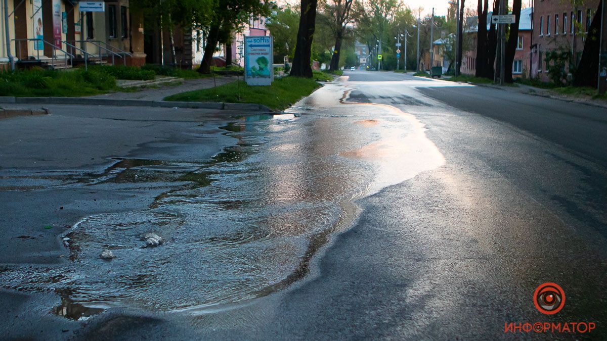 В Днепре на Макарова бьет фонтан из-под земли