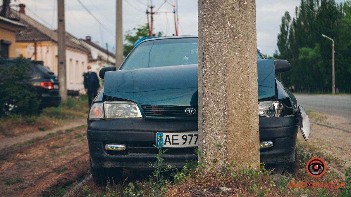 В Днепре на Любарского Toyota влетела в столб: движение трамваев парализовано