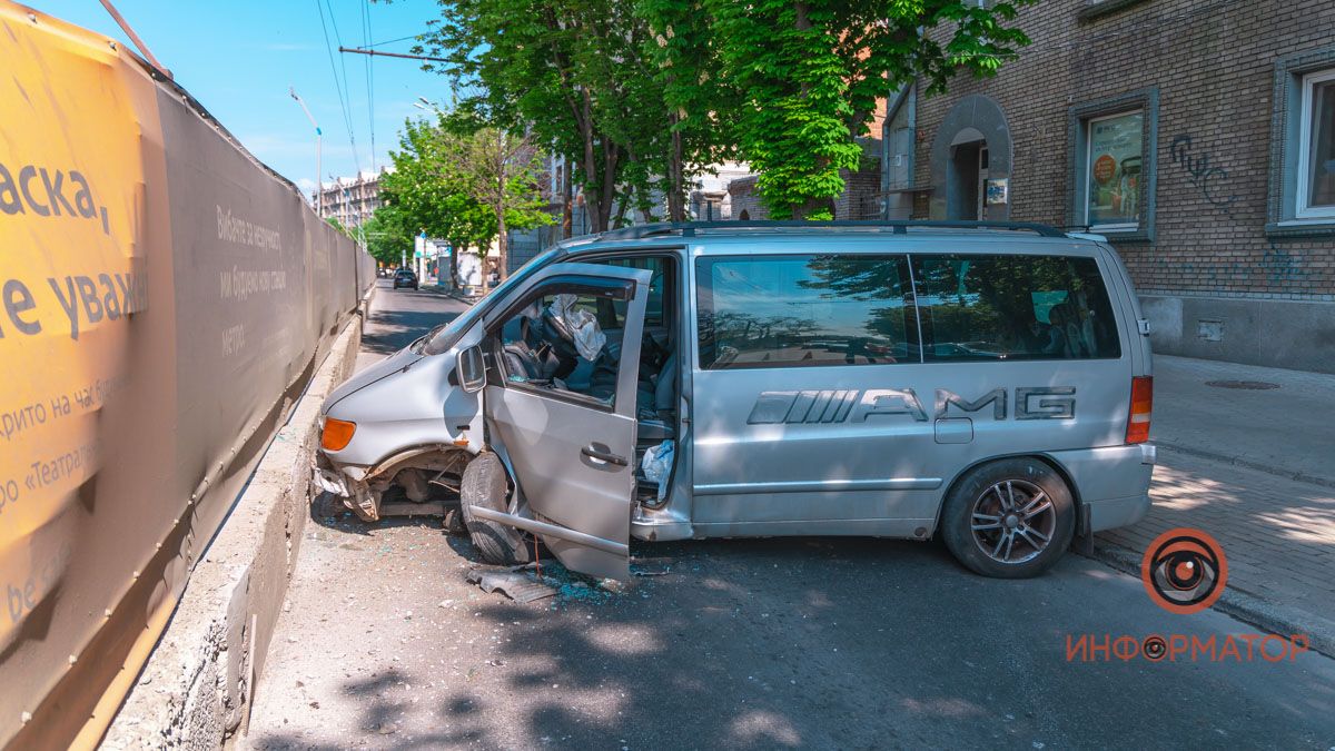 В Днепре на Яворницкого Mercedes въехал в ограждение метро: движение ограничено