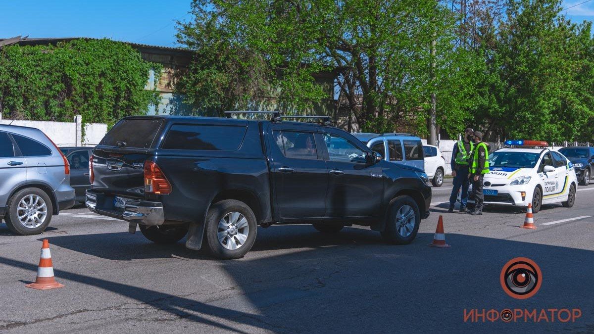 В Днепре на Космической водитель Toyota наехал на мужчину: движение затруднено