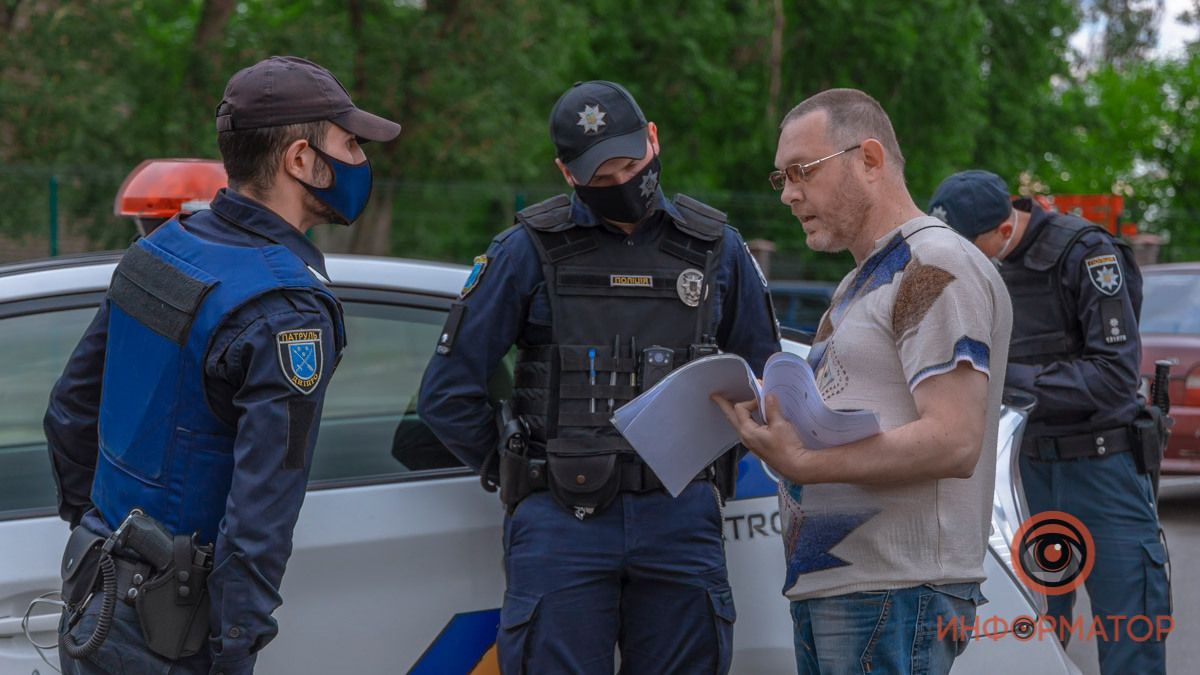 В Днепре "депутат" райсовета пытался прорваться в супермаркет без маски: мужчину задержали