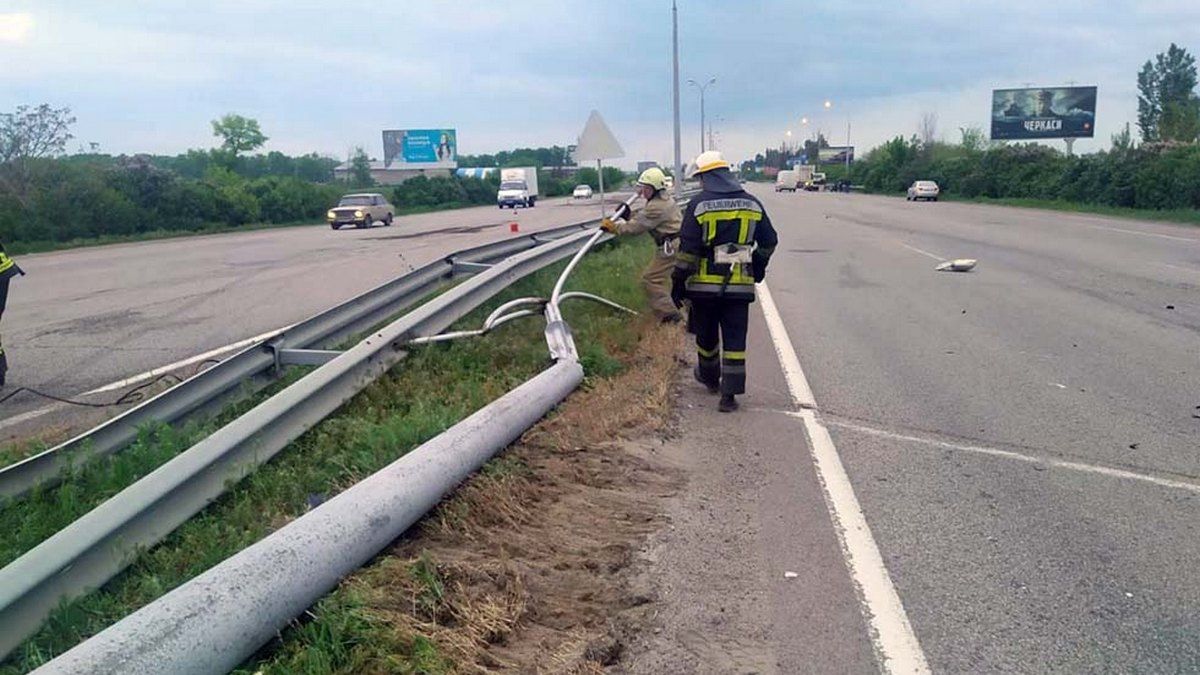 В Слобожанском на проезжую часть рухнула электроопора