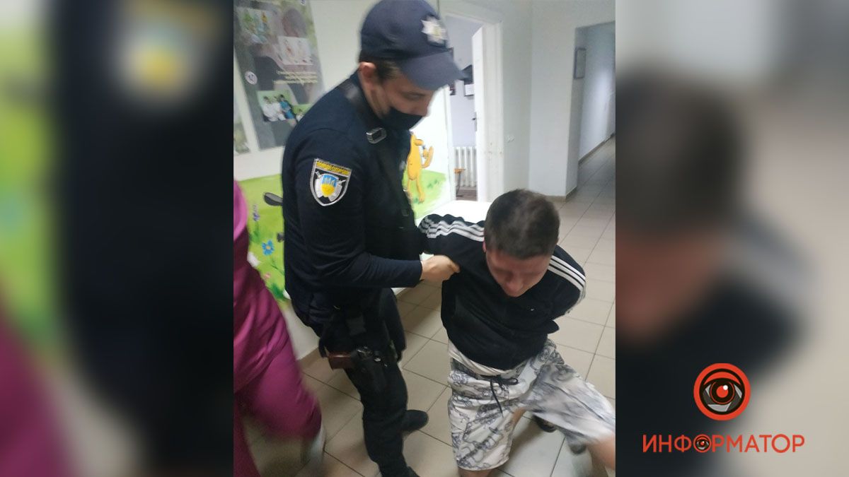В Днепре пьяный мужчина "устраивал набеги" на областную детскую больницу, бросался на врачей и матерился