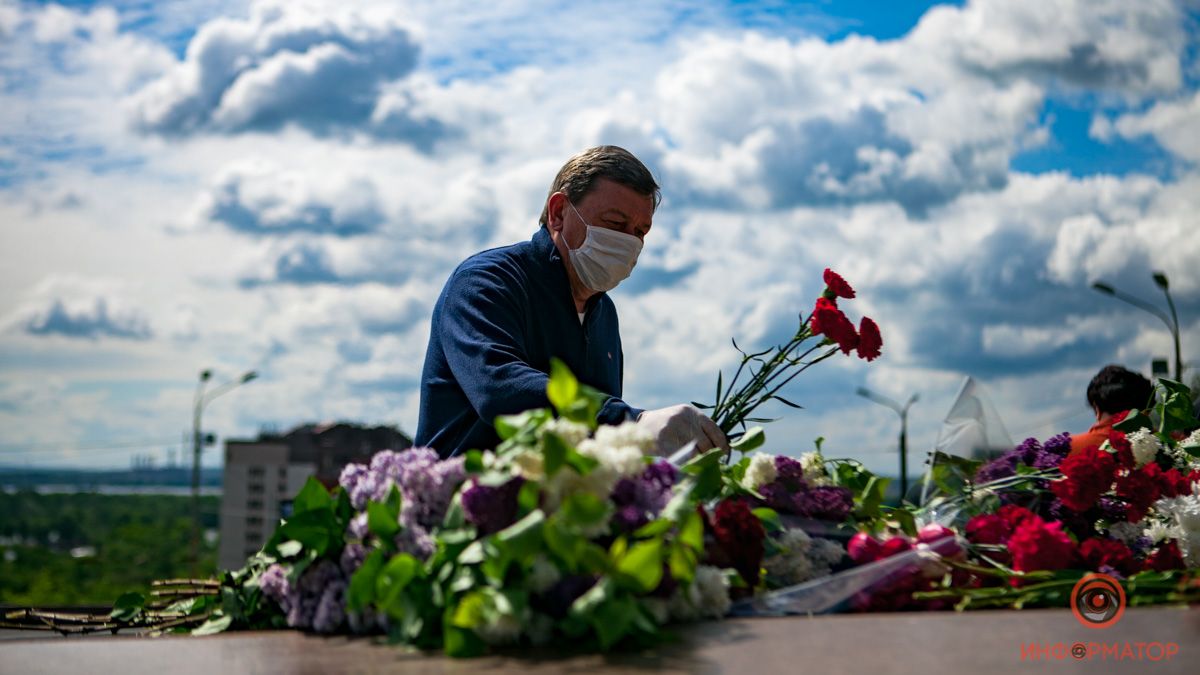 Возложение цветов в режиме очереди и автопробег: как в Днепре отмечают День Победы в условиях карантина