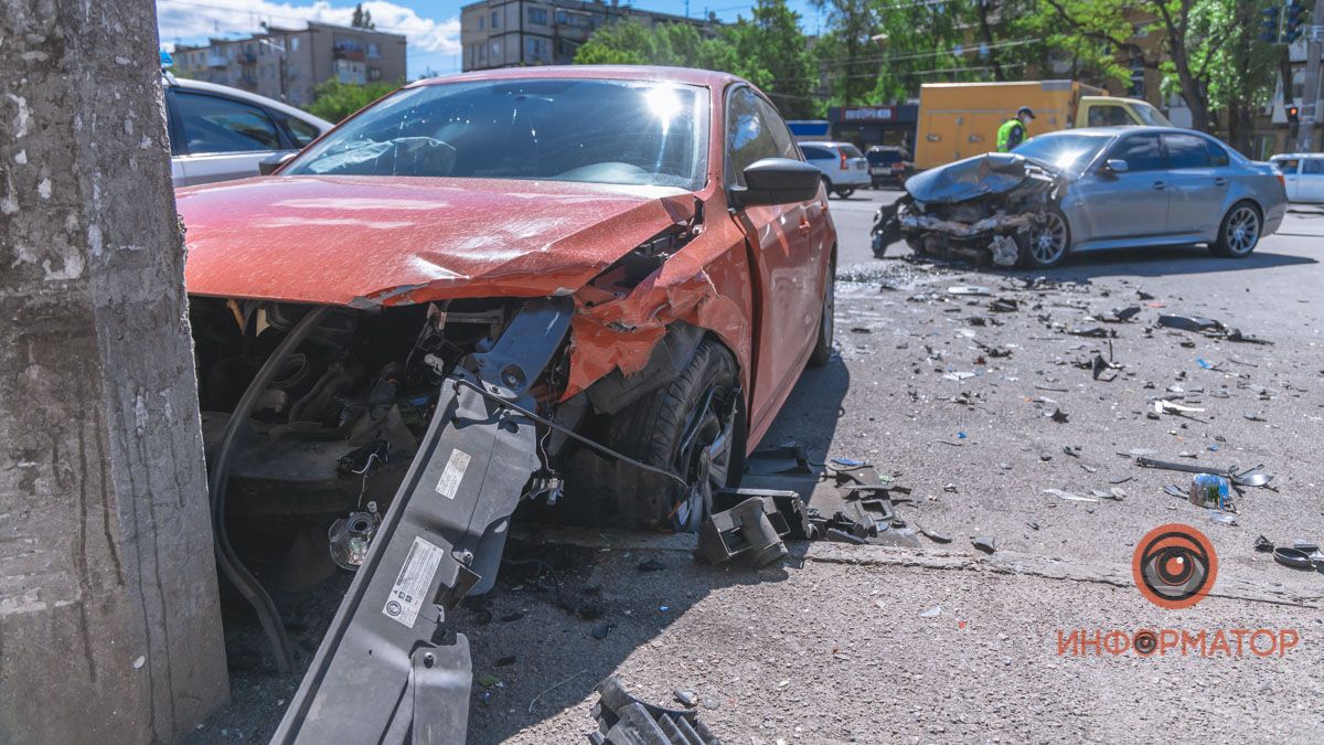 В Днепре на проспекте Свободы Volkswagen столкнулся с BMW и влетел в столб: трое пострадавших