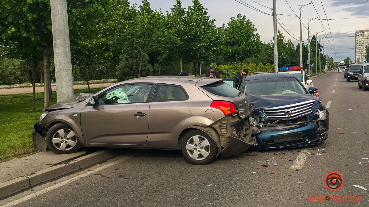 В Днепре на Маршала Малиновского Kia столкнулась с Nissan и влетела в столб