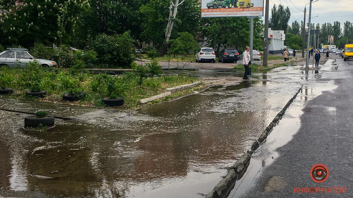 В Днепре на Набережной Победы прорвало трубу: ручей вытекает на Космическую