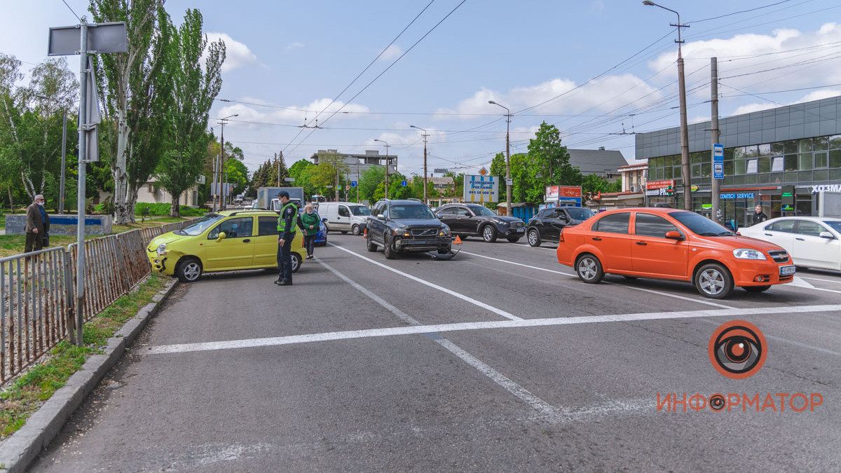 В Днепре на Гагарина Chery протаранила 2 машины и врезалась в забор