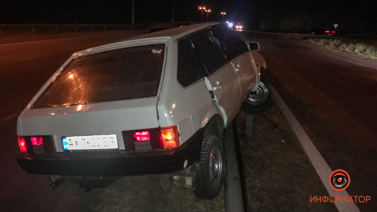 В Подгородном ВАЗ врезался в отбойник