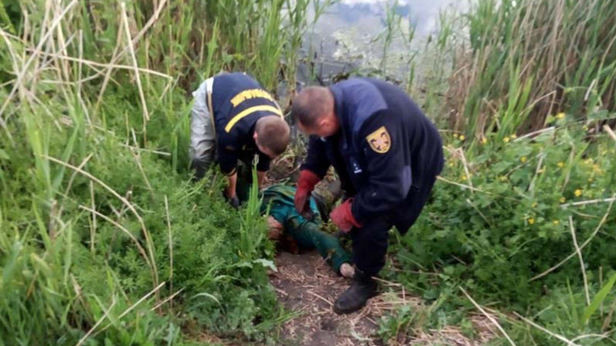 Под Днепром спасатели достали из водоема тело пропавшей женщины