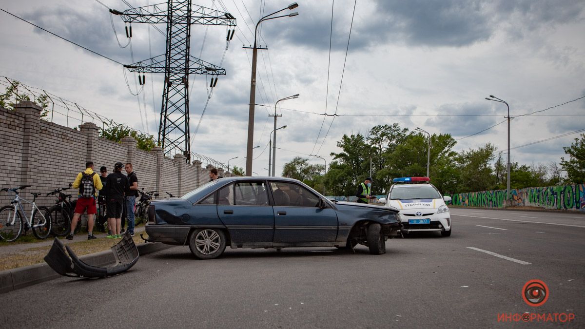 В Днепре на Набережной Заводской Opel сбил велосипедиста, вылетел на встречку и ударил Toyota