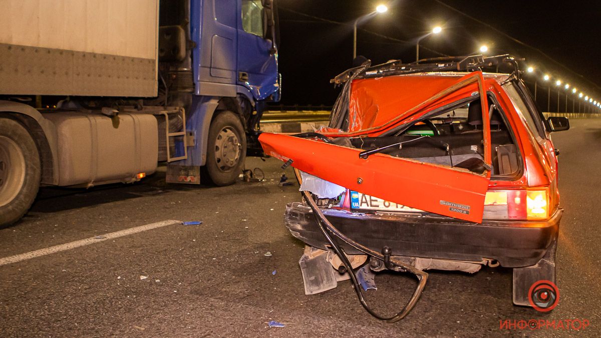 В Днепре на Кайдакском мосту фура въехала в Lada