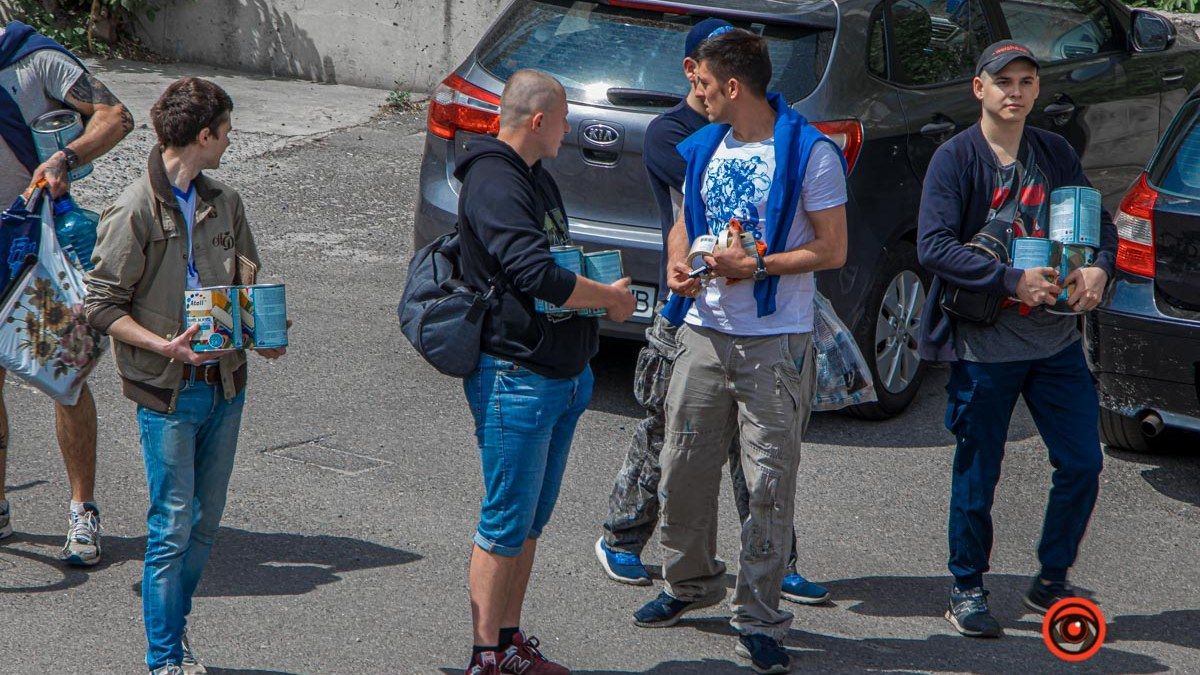 В Днепре фанаты легендарного ФК "Днепр" устроили субботник на бульваре Кучеревского