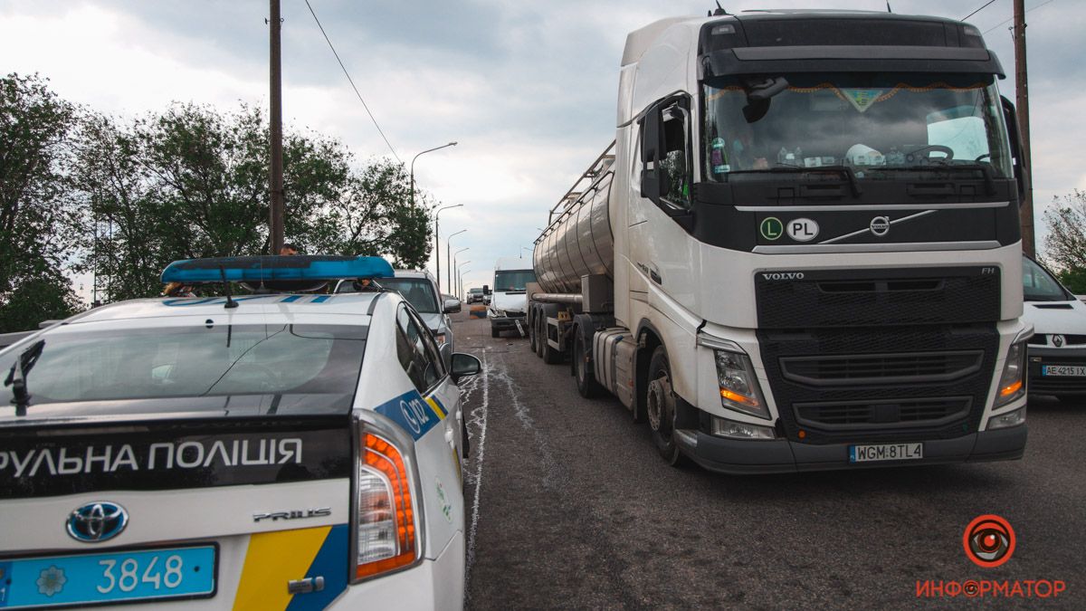 В Днепре на Криворожском шоссе столкнулись 4 автомобиля: мужчину забрала скорая