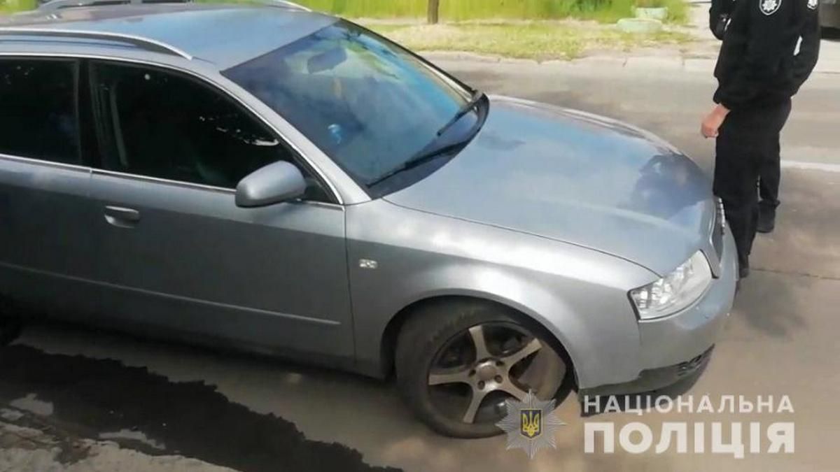 В Днепре мужчины на краденном авто пытались сбежать от полиции и напали на правоохранителя